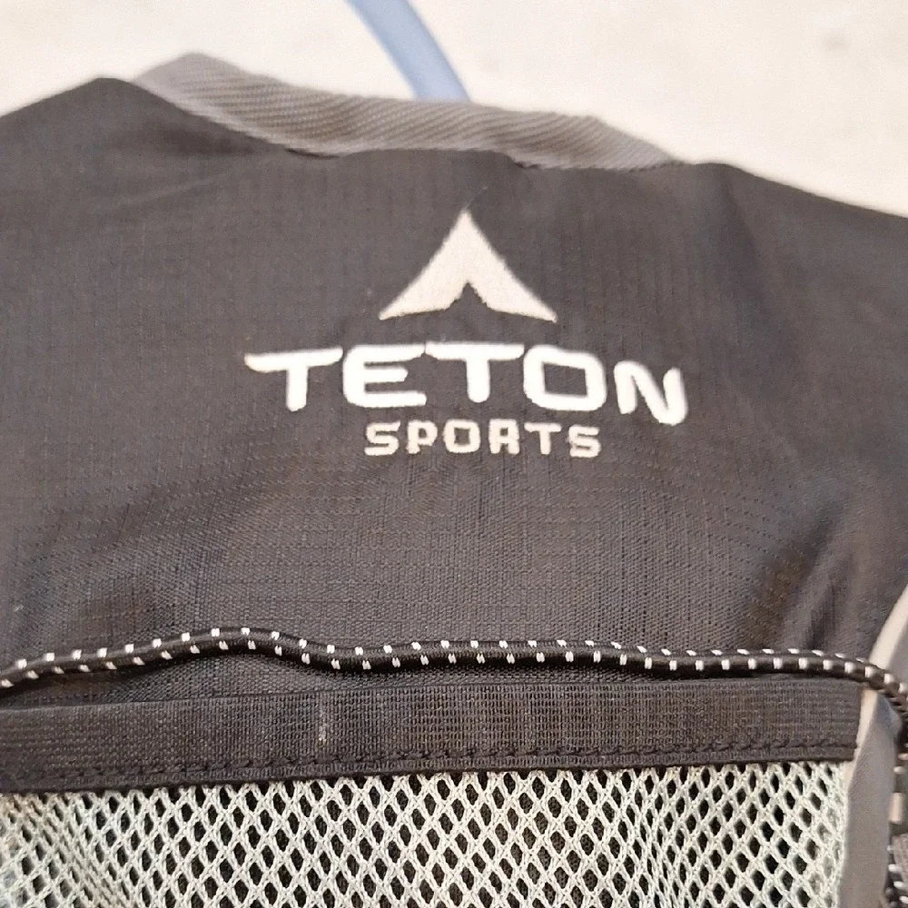 Teton Sports Camel Back Trailrunner 2 H2O Backpack Adjustable Strap Straw Biking